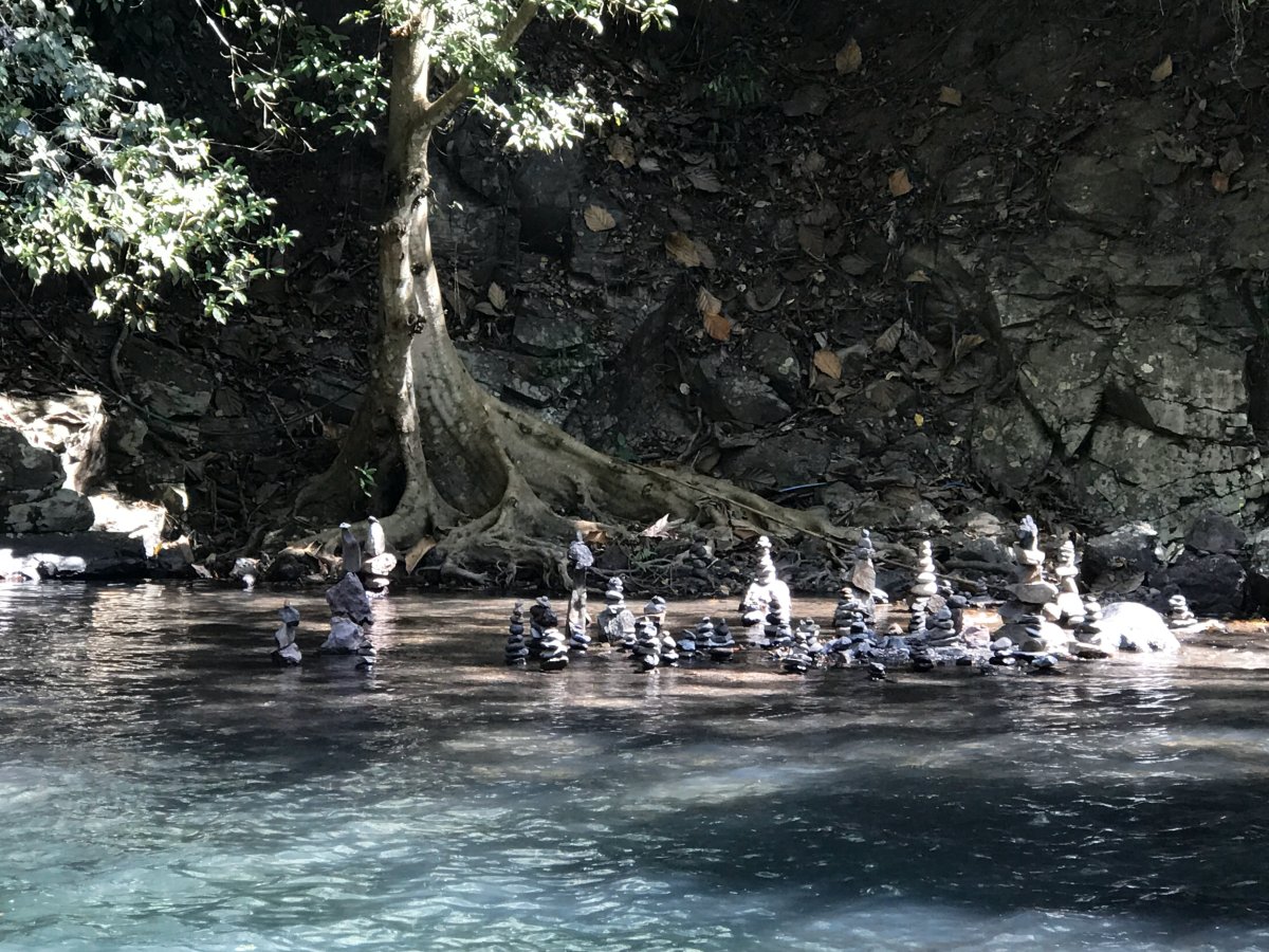 Steinmännchen an einem Fluss auf Bali